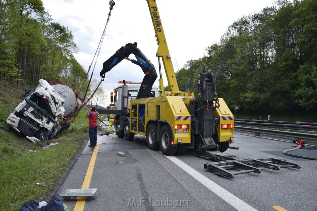 VU Gefahrgut LKW umgestuerzt A 4 Rich Koeln Hoehe AS Gummersbach P432.JPG - Miklos Laubert